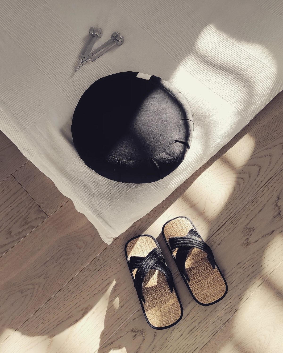 Zafu e pantofole sul futon dello studio