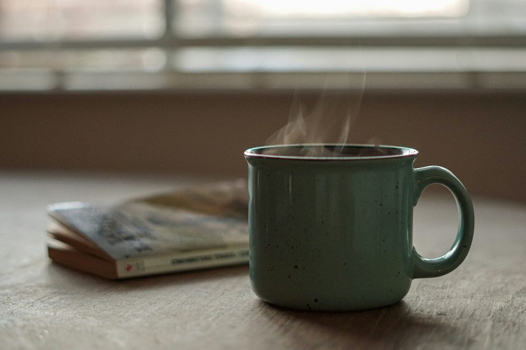 Tazza di acqua calda al mattino