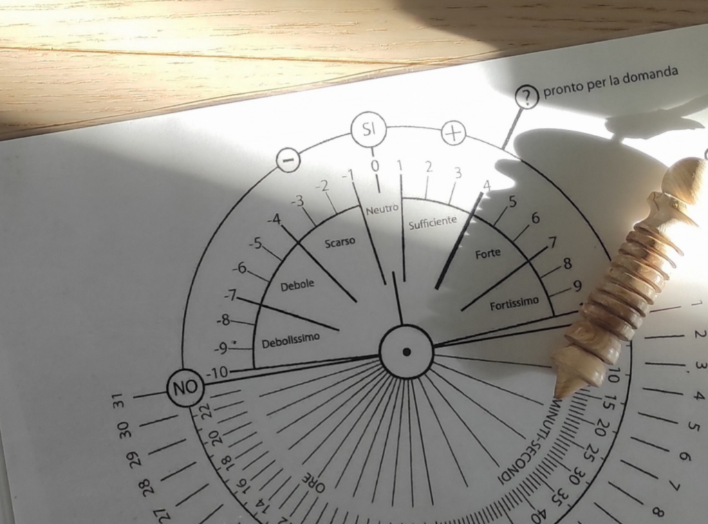 Pendolo Osiride-Isis in legno e grafico radiestesia.