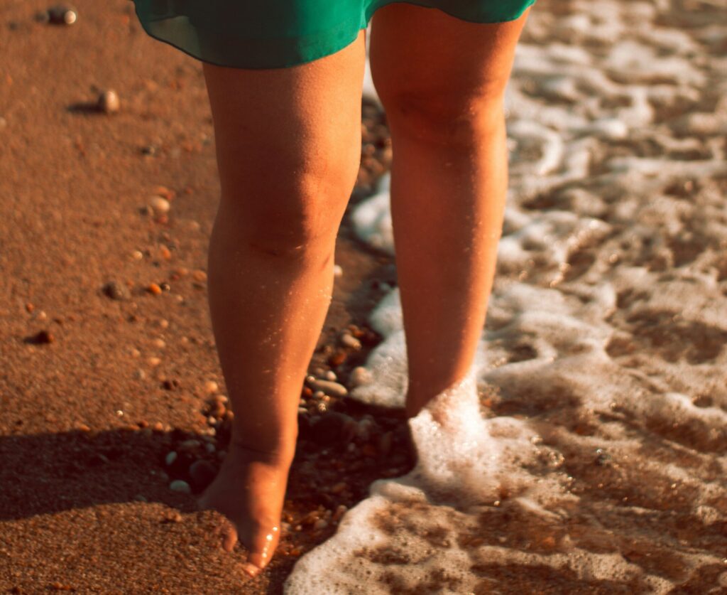 Gambe e piedi al mare